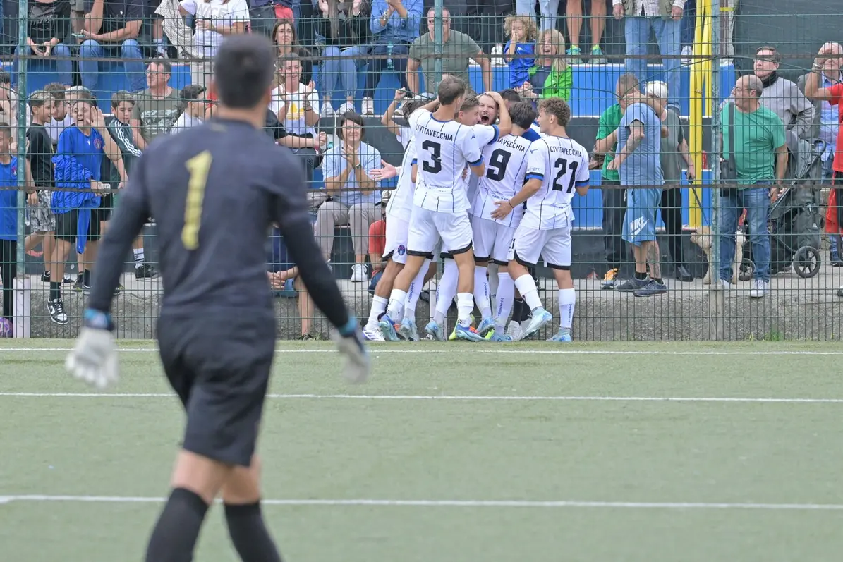 L\\'esultanza dei nerazzurri dopo il gol di Manuel Vittorini su calcio di rigore al 95\\' (Foto Davide Perticara)