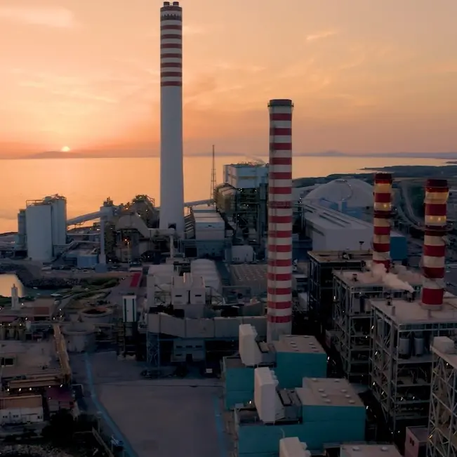 Cambia lo skyline: si demolisce la ciminiera del gruppo 4