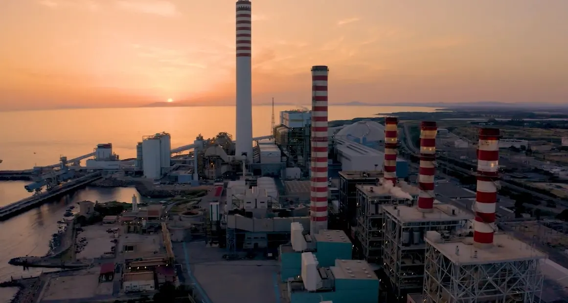 Cambia lo skyline: si demolisce la ciminiera del gruppo 4