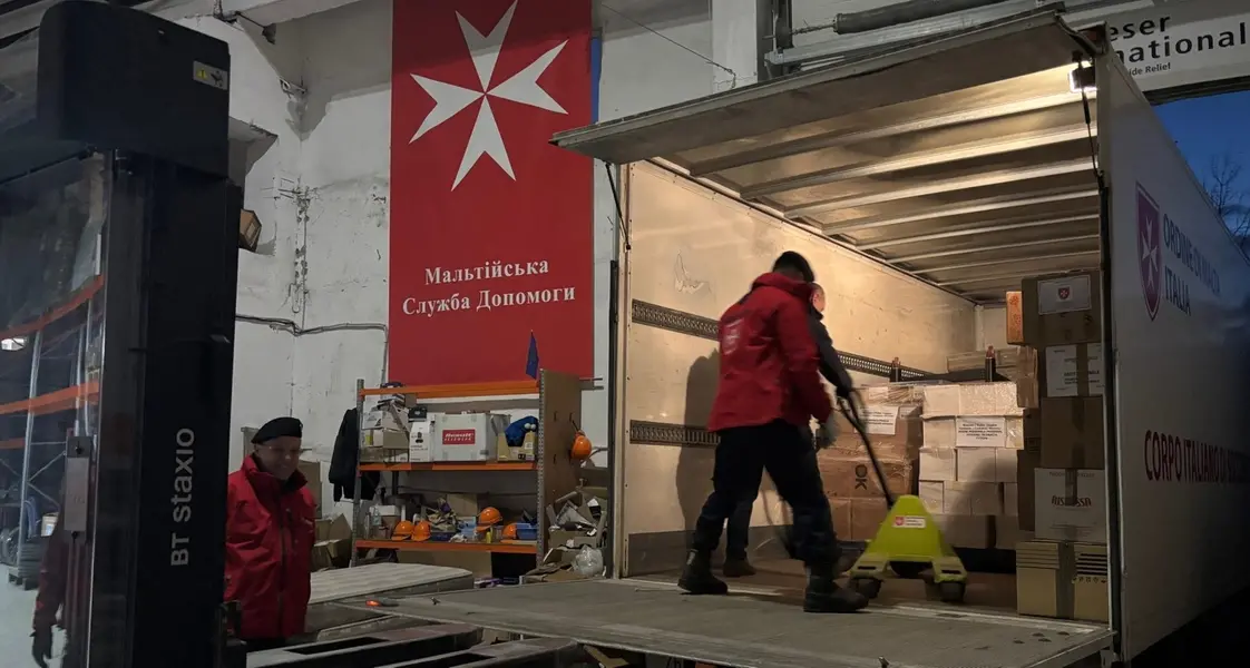 Ucraina, tra spiragli diplomatici e solidarietà: Mosca apre al dialogo, l’Ordine di Malta porta aiuti e speranza