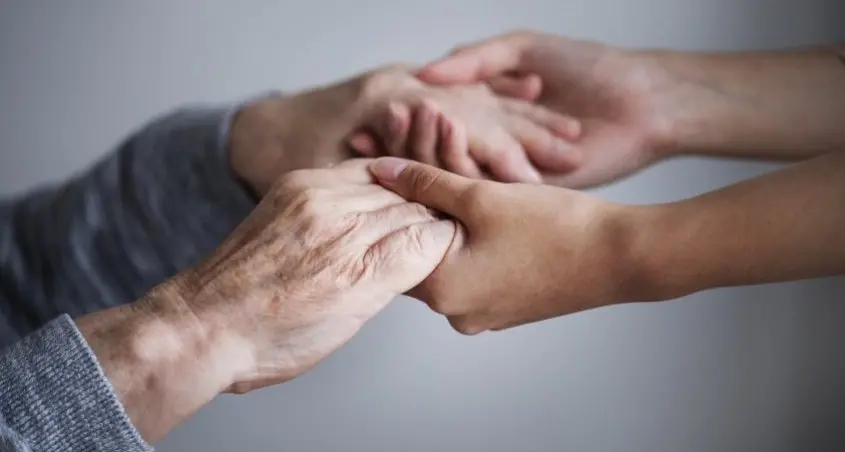 «Caregiver familiari: la nuova legge non garantisce diritti e tutele adeguate»