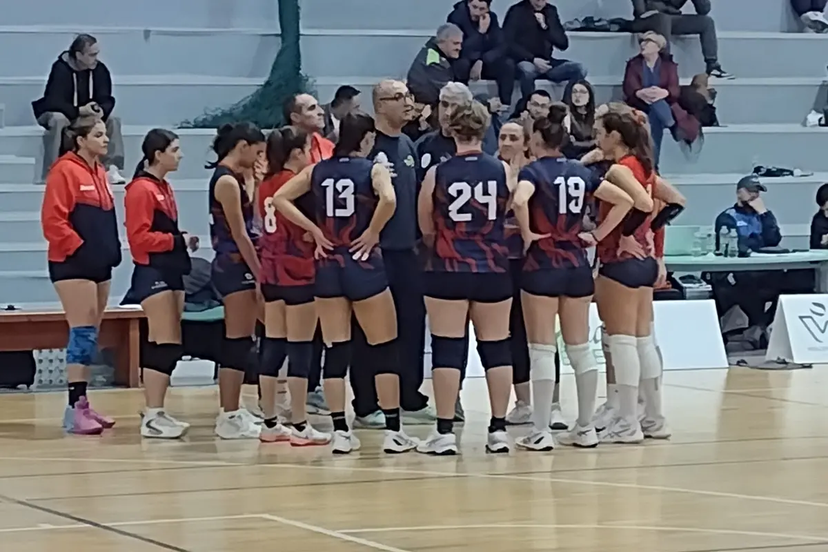 Uno scatto che ritrae le ragazze dell\\u2019Asp Civitavecchia a colloquio con l\\u2019allenatore Giovanni Guidozzi