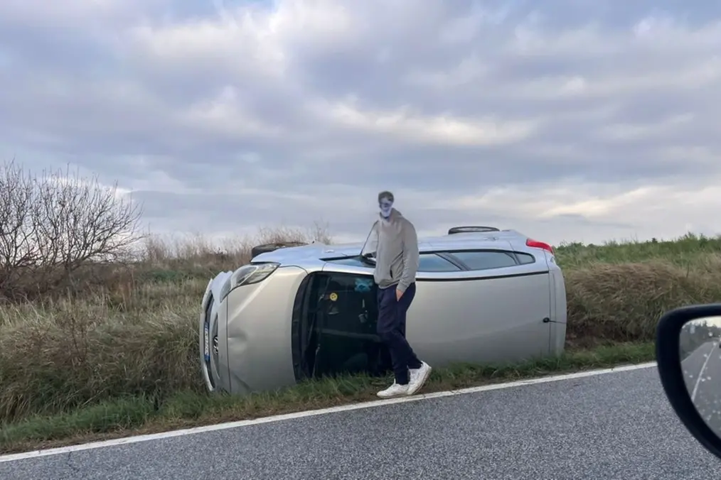 Auto si ribalta sull’Aurelia Bis, traffico in tilt da Monte Romano
