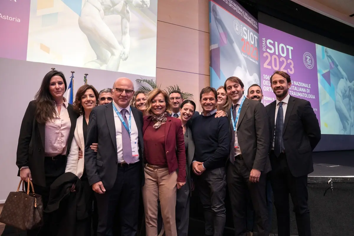 Il team dell'Ortopedia della Asl Roma 4 al SIOT 2023 con, al centro, l'ex direttore generale Cristina Matranga e, alla sua destra, il direttore della UOC Ortopedia Carmelo D'Arrigo