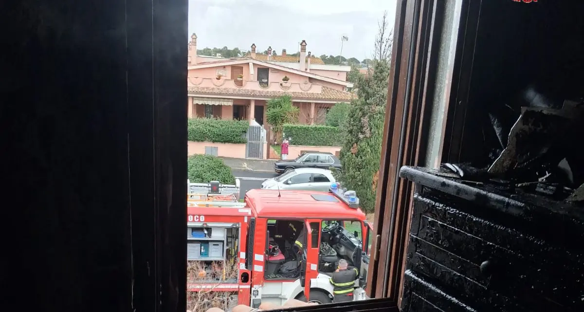 Villetta in fiamme a Ladispoli: salvati due cagnolini