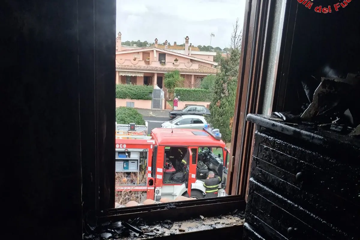 Villetta in fiamme a Ladispoli: salvati due cagnolini