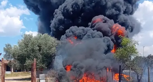 Tuscania: a fuoco deposito di pneumatici