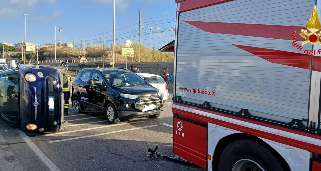 Incidente stradale sulla Via Aurelia: un’auto si ribalta