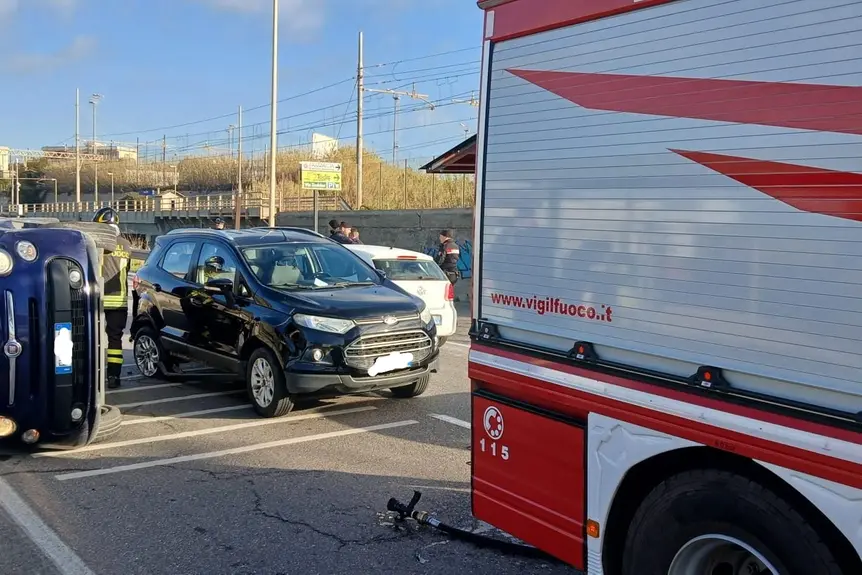 Incidente stradale sulla Via Aurelia: un’auto si ribalta