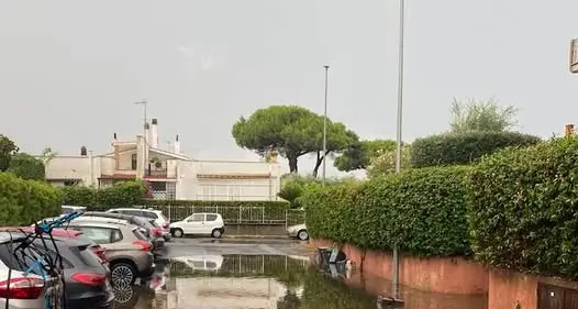 «Strade allagate quando piove e cantieri infiniti», la rabbia dei residenti a Cerenova e Campo di Mare