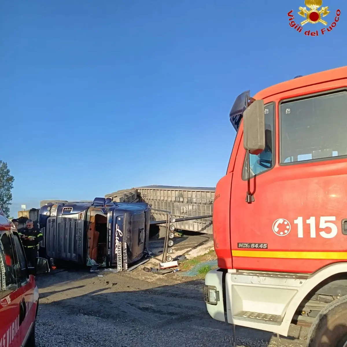 Si ribalta tir sulla Settevene Palo: autista trasportato in ospedale