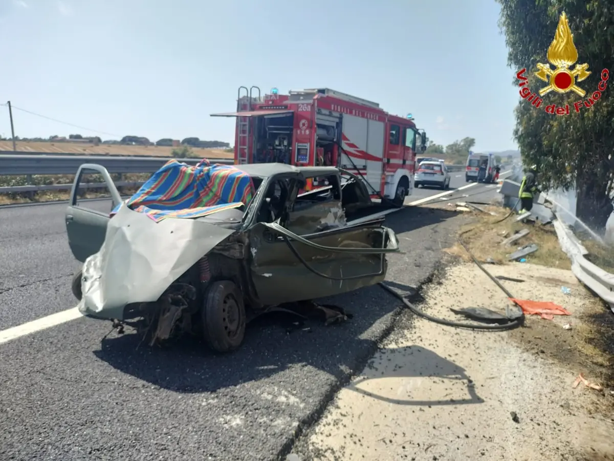 Schianto sulla A12: muore 22enne