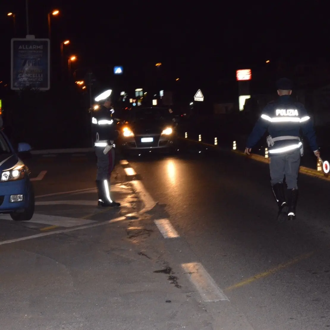 Controlli e multe, scatta il blitz interforze in strada e nei locali