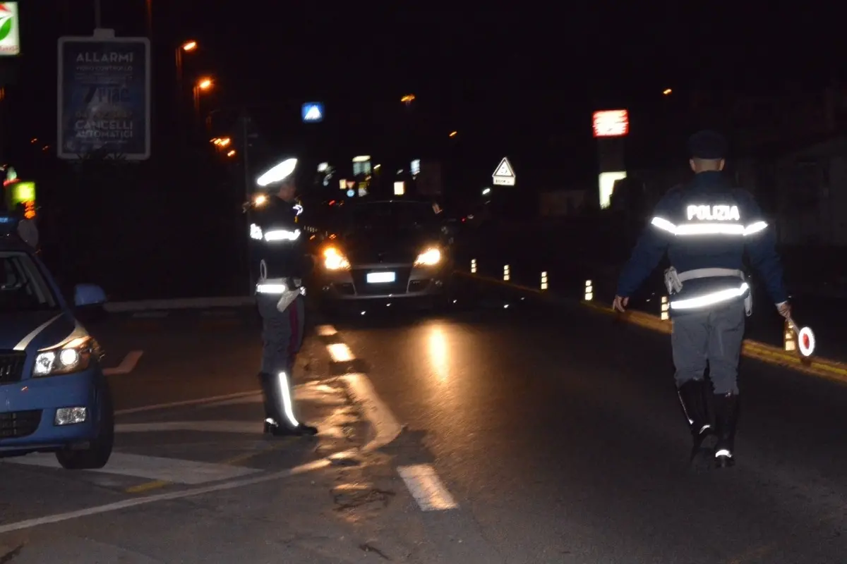 Controlli e multe, scatta il blitz interforze in strada e nei locali