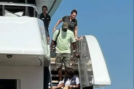 Michael Jordan scende dallo yacht a Civitavecchia