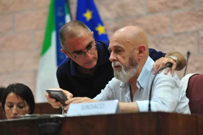 <p>Mirko Mecozzi con il sindaco Ernesto Tedesco</p>\\n