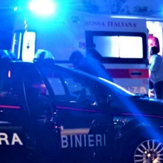 Madre e figlio in auto si scontrano con asfaltatrice, gravi in ospedale