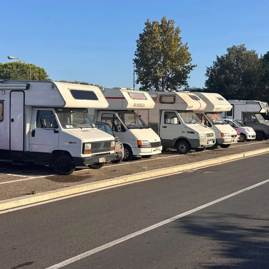 Camper al parcheggio del tribunale: problema spostato di qualche metro
