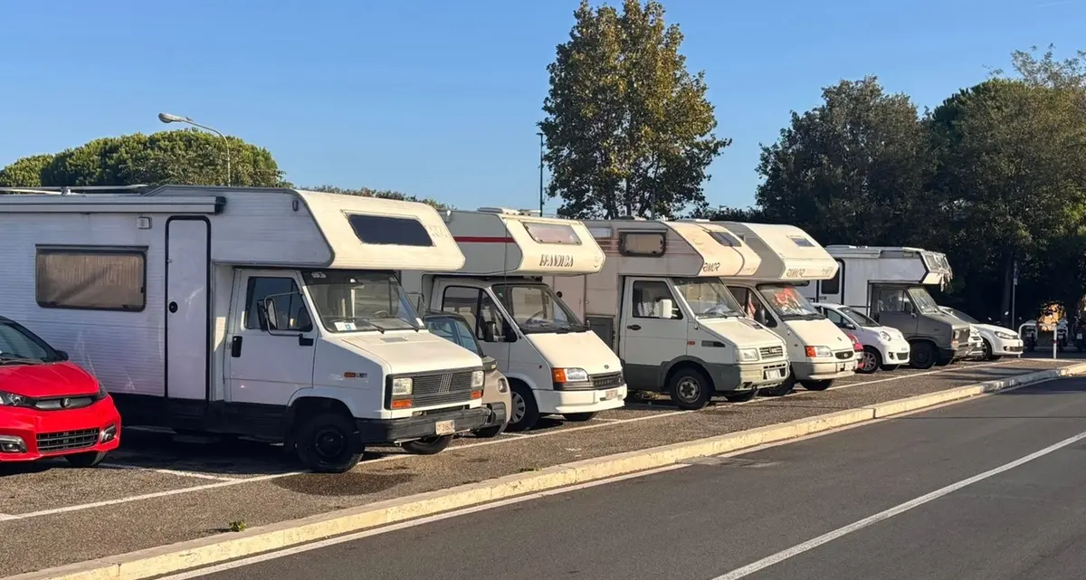 Camper al parcheggio del tribunale: problema spostato di qualche metro