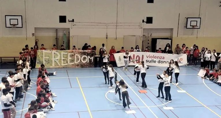 La scuola Carducci di Santa Marinella protagonista del flash mob contro la violenza sulle donne