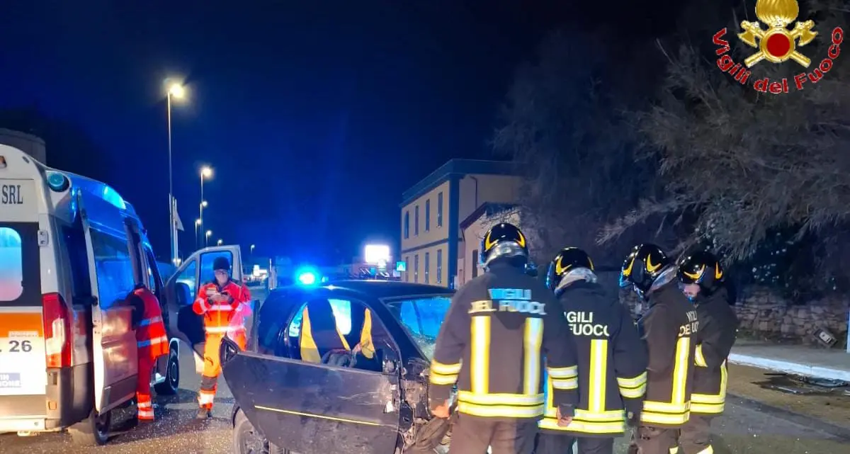 Perde il controllo dell’auto e si schianta su due vetture in sosta