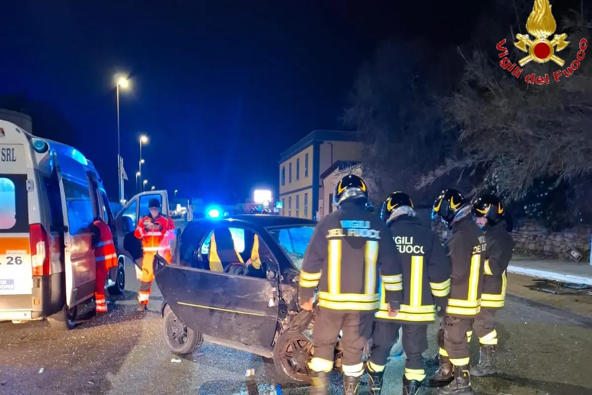 Perde il controllo dell’auto e si schianta su due vetture in sosta