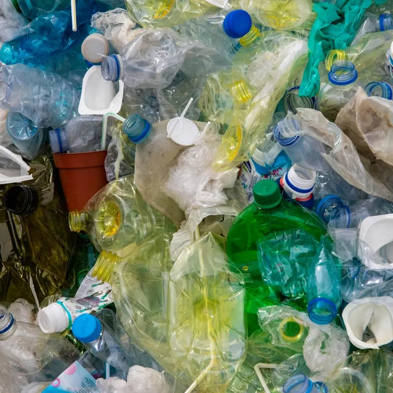 Plastica, costo crescente in termini di danno all’ambiente e alla salute