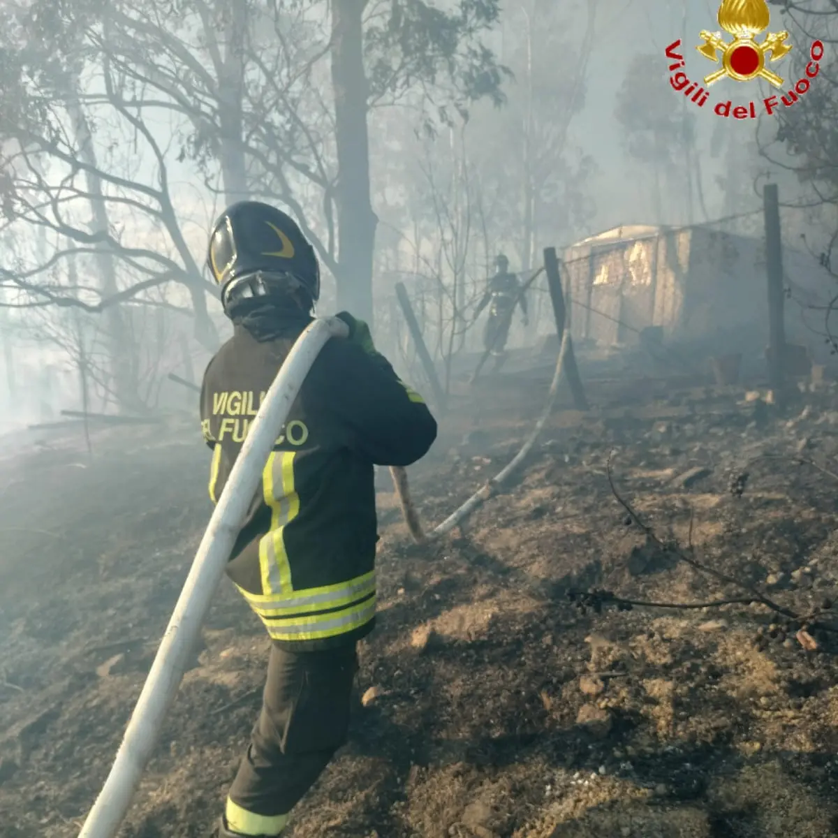 Incendio al Sasso, arriva anche un elicottero