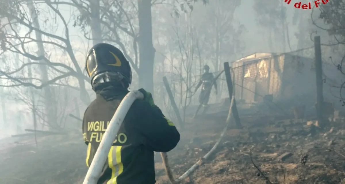 Incendio al Sasso, arriva anche un elicottero