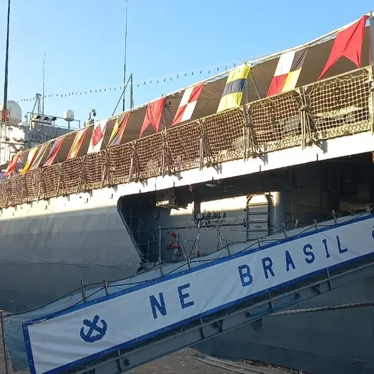 Nave scuola brasiliana ormeggiata in porto