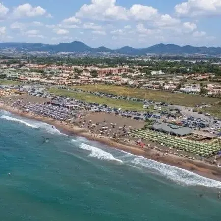 Boom di presenze sulle spiagge libere, calano gli abbonamenti negli stabilimenti
