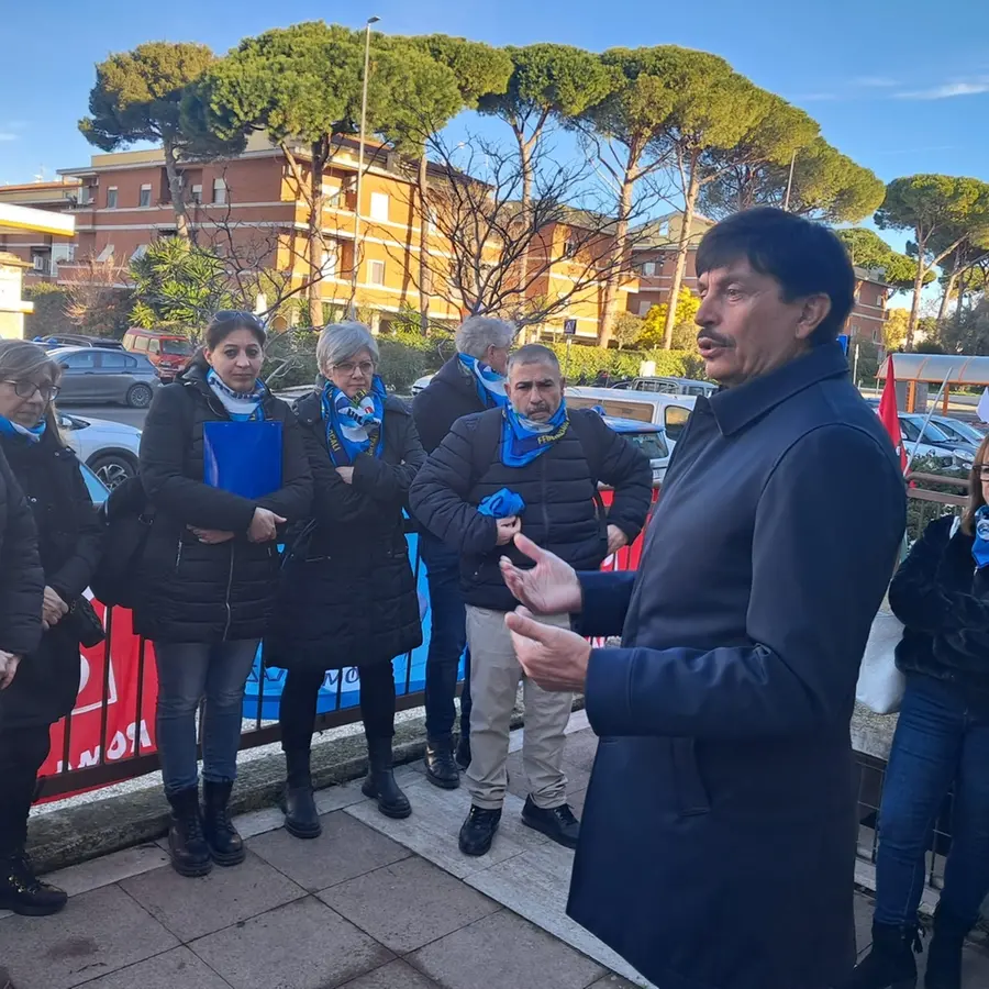 Sale la tensione, presidio dei lavoratori sotto la Asl