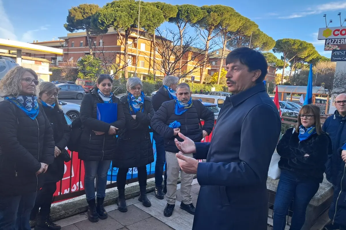 Sale la tensione, presidio dei lavoratori sotto la Asl