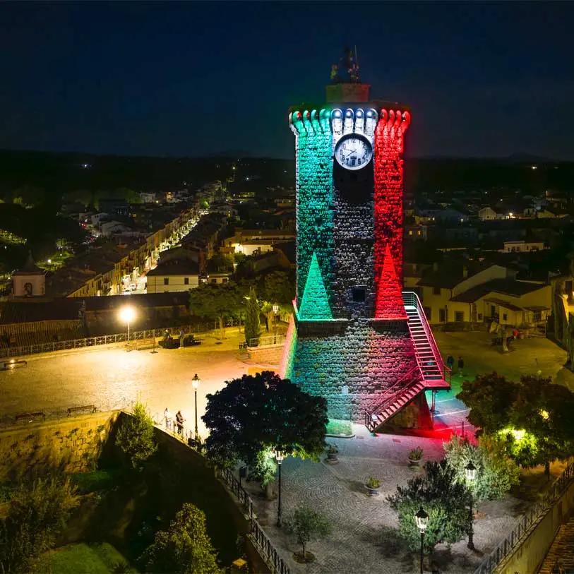 La torre dell’Orologio si illumina di rosso