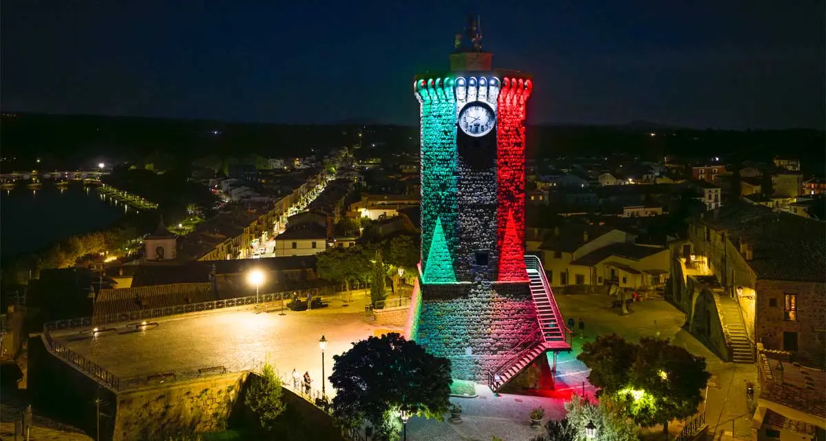 La torre dell’Orologio si illumina di rosso