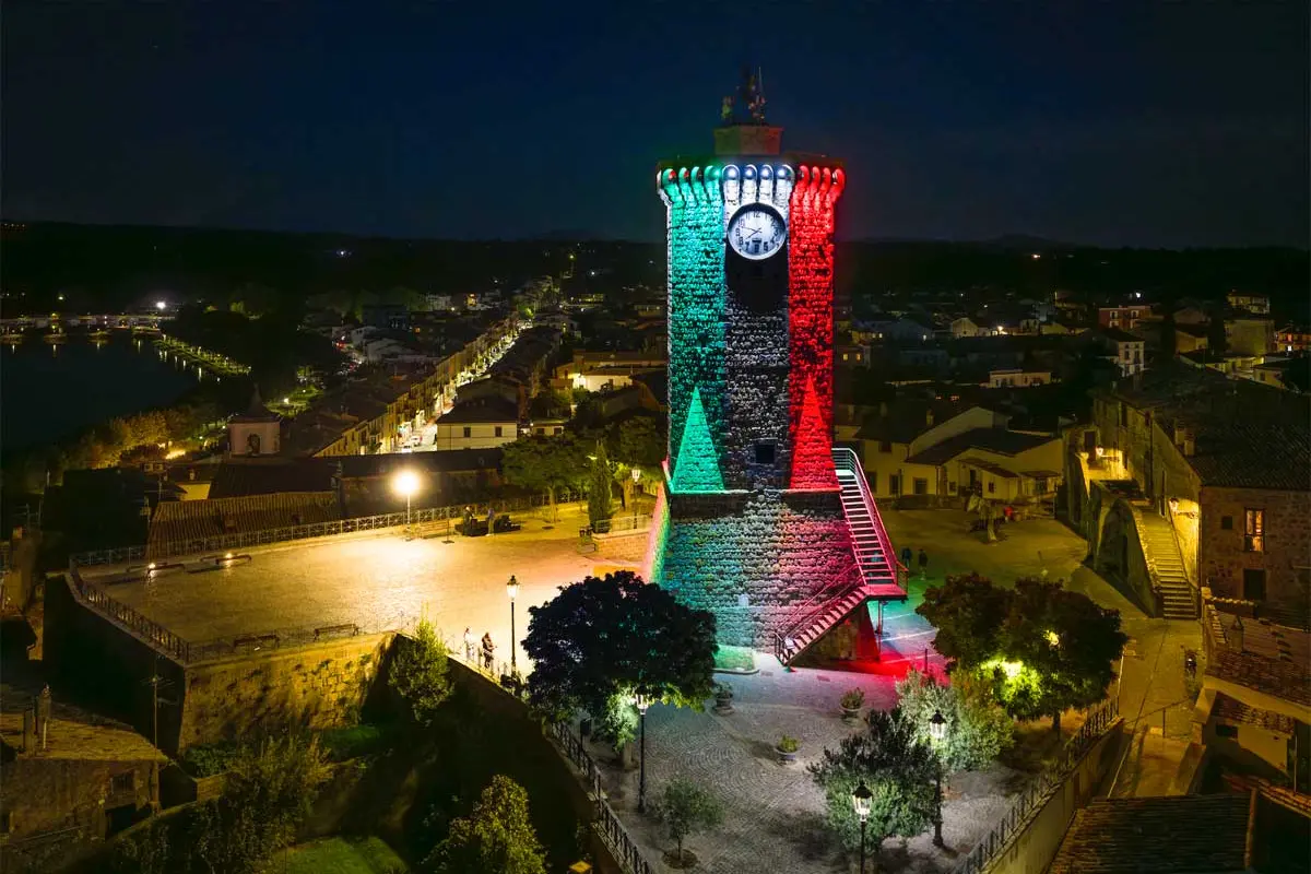 La torre dell’Orologio si illumina di rosso