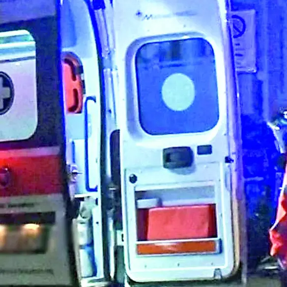 Giovane accoltellato e lasciato davanti al pronto soccorso del Grassi di Ostia