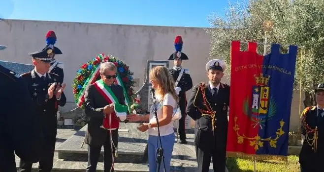 Santa Marinella, una bandiera italiana in onore di Andrea Moneta a perenne esempio di integrità