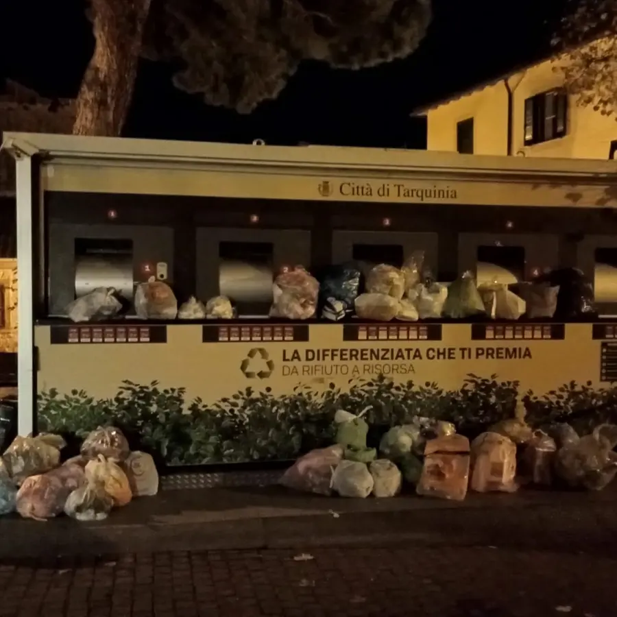 «A Tarquinia mini isole ecologiche stracolme di rifiuti»