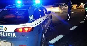 Urta ragazzo in motorino e poi fugge, caccia al pirata della strada