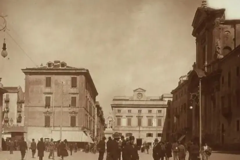 Palazzo Guglielmotti, dove sono nati l\\'eroe di guerra e Scalfari. Cartolina prima dei bombardamenti del 1943