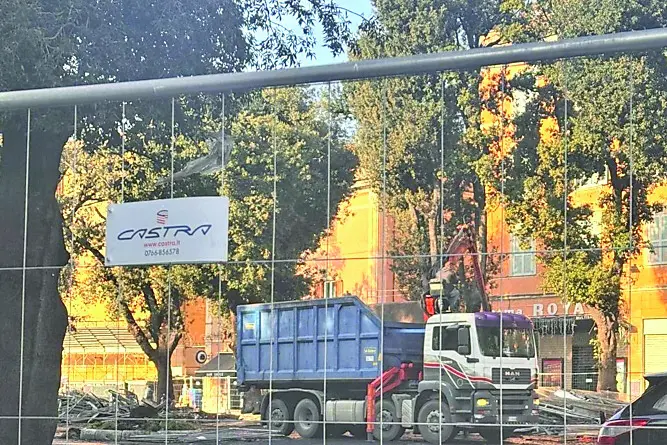 Mercato, rimossa la tensostruttura