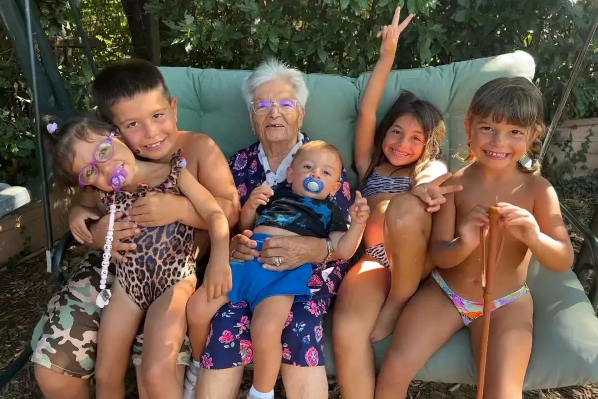 Nonna Peppa oggi taglia il meraviglio traguardo dei 90 anni circondata dall\\u2019affetto dei suoi nipoti e pronipoti Samuele, Diletta, Mia, Diana e Brando