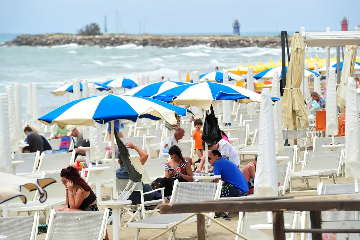 Foto LaPresse - Jennifer Lorenzini 07/06/2020 Castiglione della Pescaia - Gr - (Italia) Cronaca Castiglione della Pescaia - Gr Nella foto: Le spiagge di Castiglione della Pescaia affollate di persone dopo la riapertura Photo LaPresse - Jennifer Lorenzini 07 June 2020 Castiglione della Pescaia - Gr (Italy) News Castiglione della Pescaia - Gr - In the pic: The beaches of Castiglione della Pescaia crowded with people after the reopening , LAPRESSE