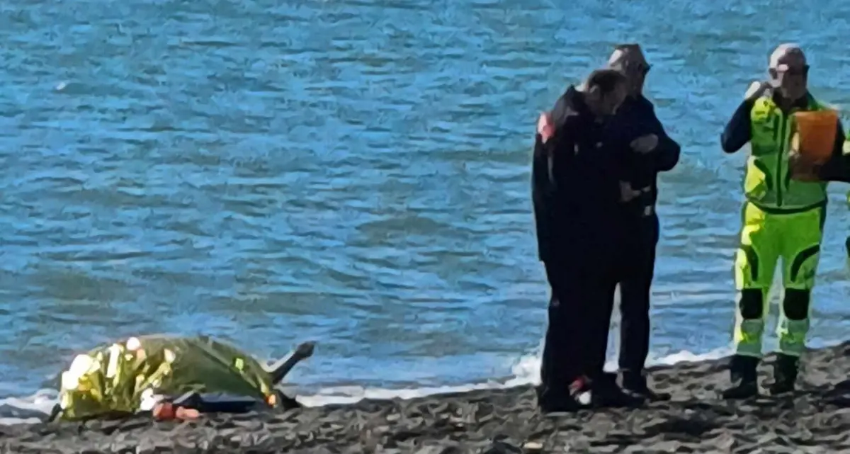 Trovati cadaveri in spiaggia: sono morti per annegamento. Si fa strada l’ipotesi dello speronamento