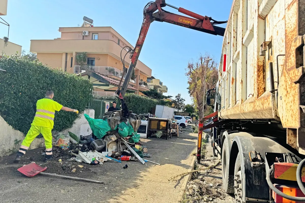 Rimossi più di 150 metri cubi di materiali da via dei Poggi