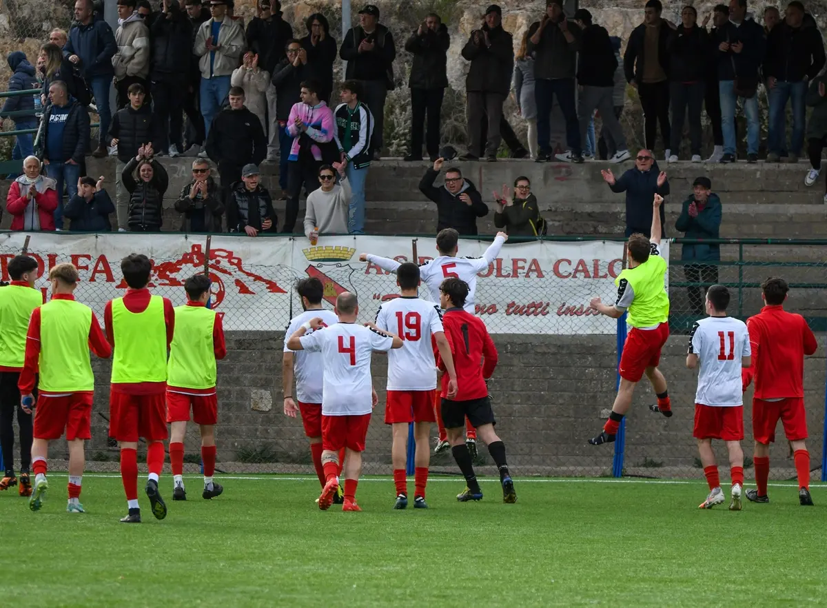 L'esultanza dei biancorossi a fine partita con i tifosi (Foto Nicoletta Vittori)