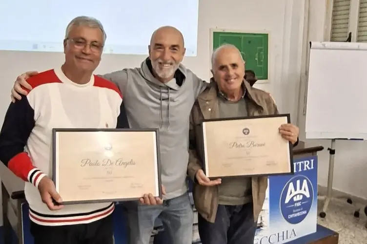 Da sinistra Paolo De Angelis, il presidente della sezione Aia di Civtavecchia Marco Sacco e Pietro Burani