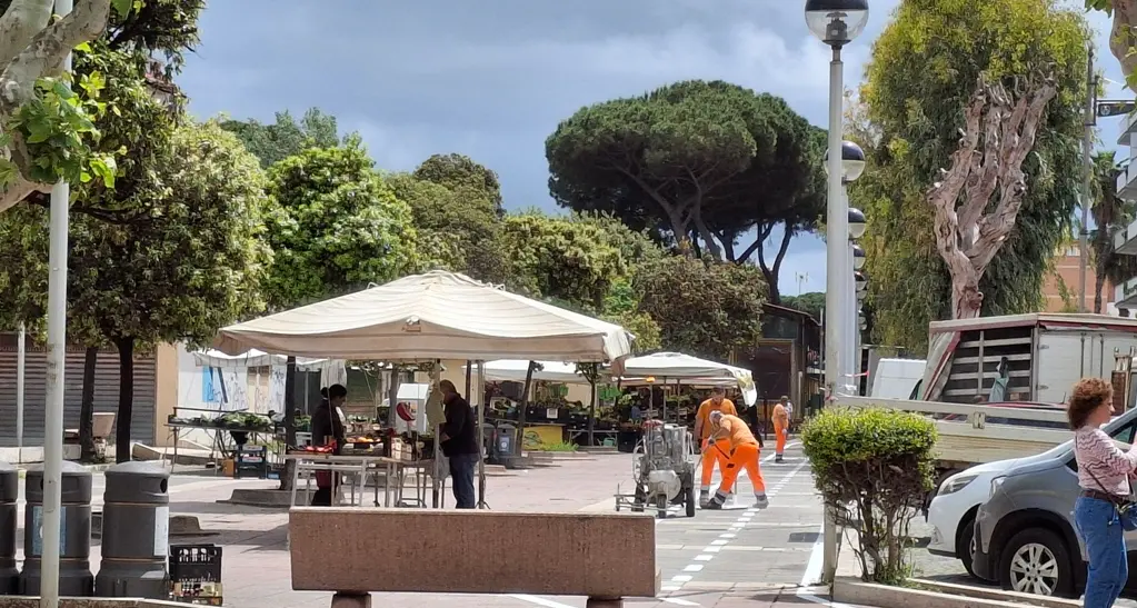 «No ai parcheggi in via Ancona»