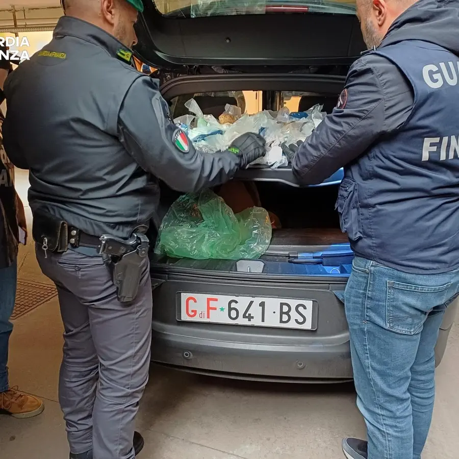 Sequestrati 7 kg di cocaina: madre e figlio in manette